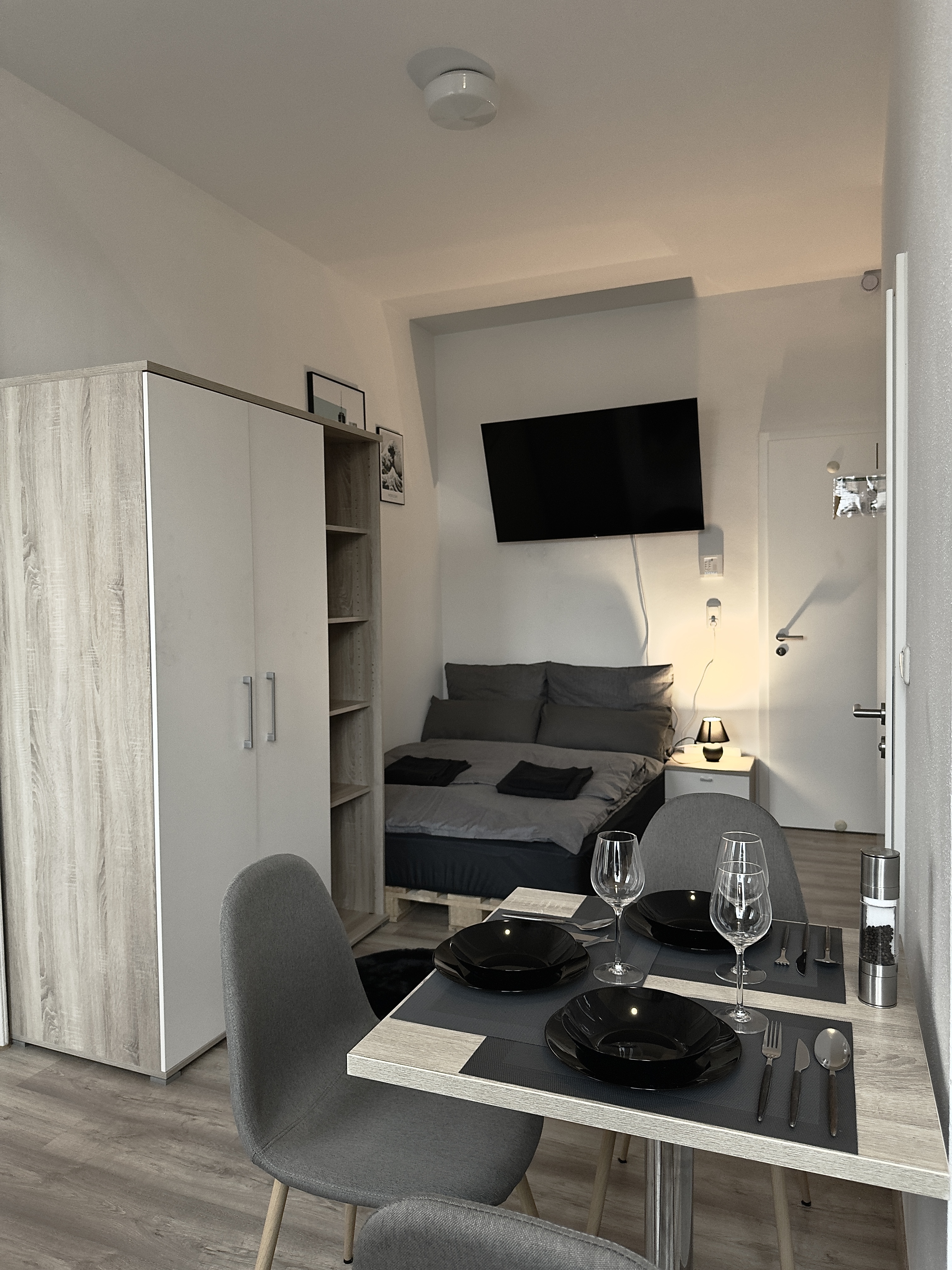 Wohnung 21 – Stimmungsvolles Studio mit Esstisch und Doppelbett